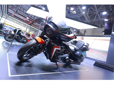国产超大排摩托X-WEDGE新威骑  携旗下多款车型亮相2023重庆摩博会